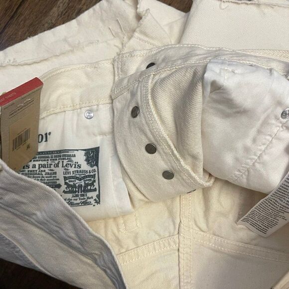 Levi’s 501 Light Stonewash Butterfly Shorts - Picture 5 of 10